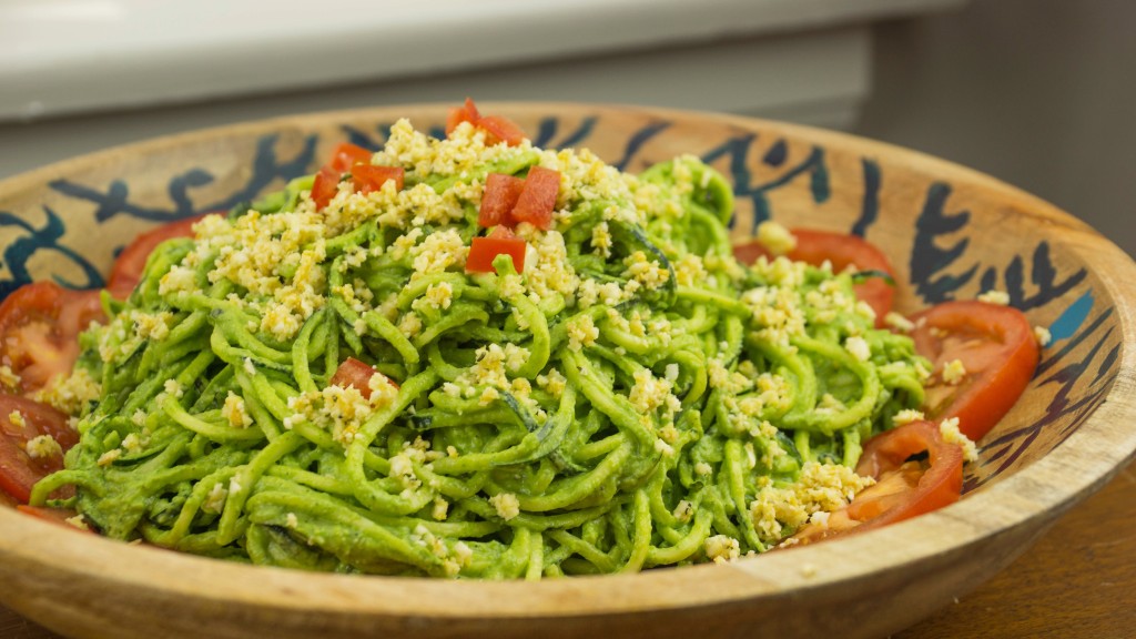 Zucchini Noodles with Avocado Pesto and Cauliflower Rawmesan #vegan #rawfood #recipe