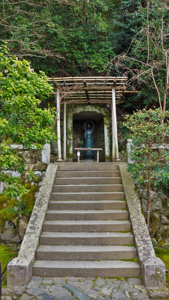 Buddha alcove at Honen-in Temple, Kyoto, Japan | cultivatorkitchen.com