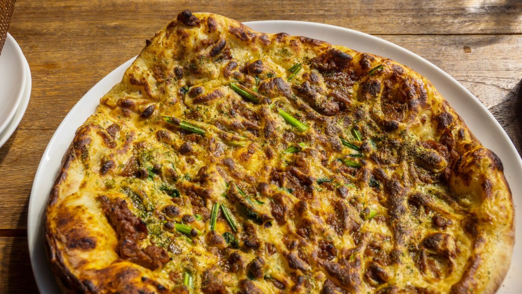 Curry Pizza at Vegans Cafe and Restaurant, Kyoto, Japan | cultivatorkitchen.com
